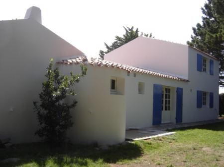 Maison vue de derrière côté WC indépendant